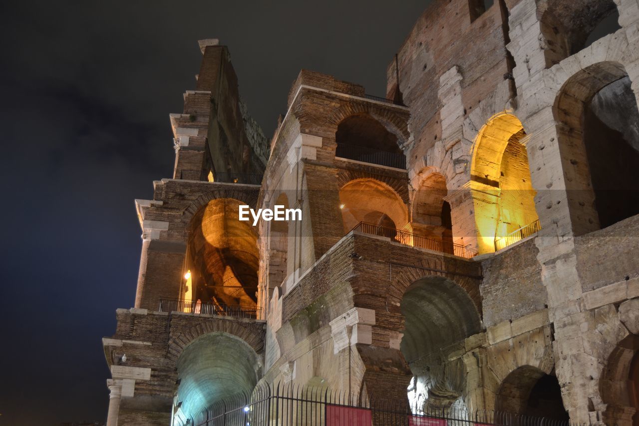 LOW ANGLE VIEW OF HISTORICAL BUILDING AT NIGHT