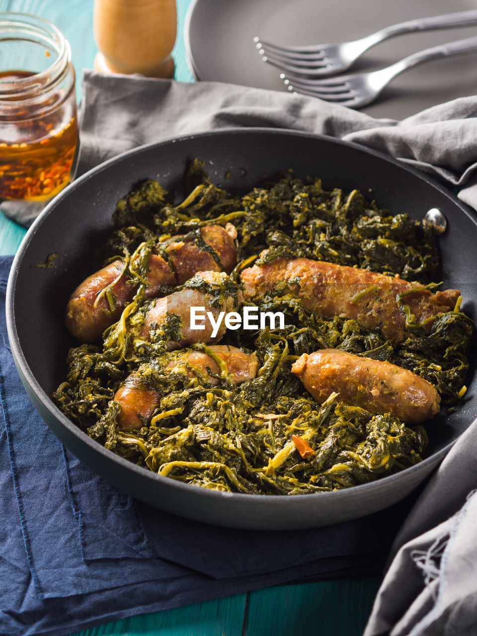 HIGH ANGLE VIEW OF FOOD IN BOWL