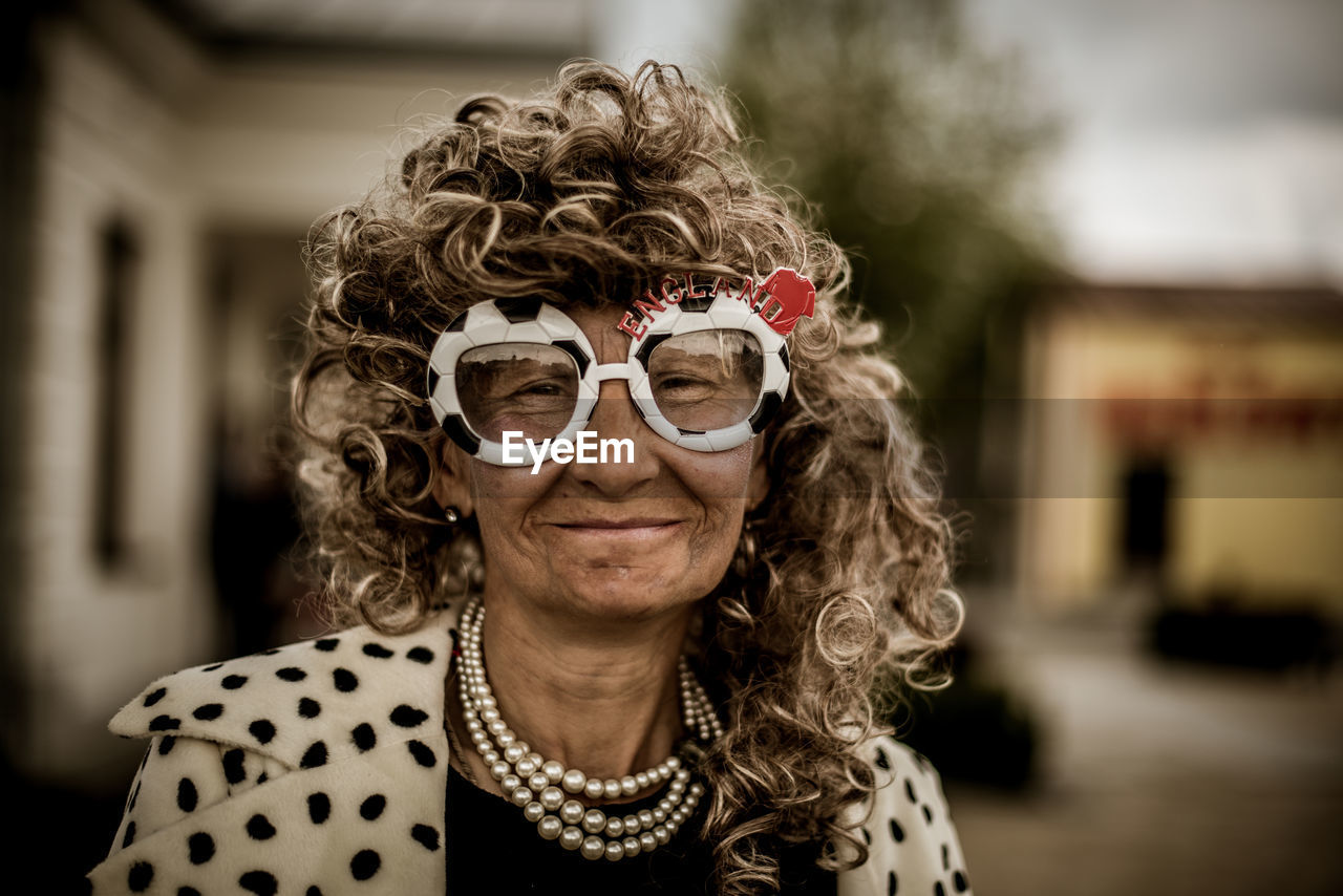 PORTRAIT OF A WOMAN WEARING SUNGLASSES