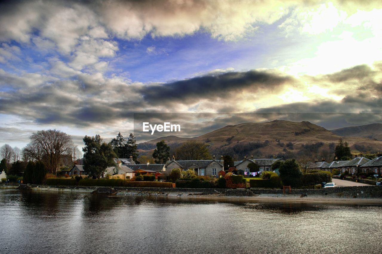 SCENIC VIEW OF RESIDENTIAL DISTRICT AGAINST SKY