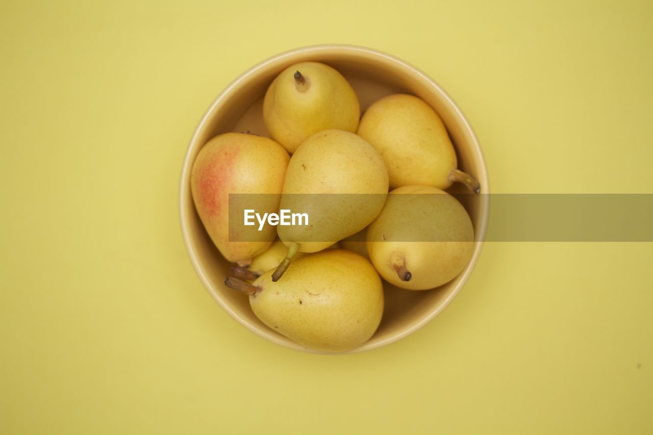 CLOSE-UP OF FRUITS IN BOWL