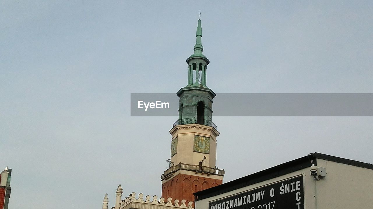 LOW ANGLE VIEW OF CLOCK TOWER AGAINST CLEAR SKY