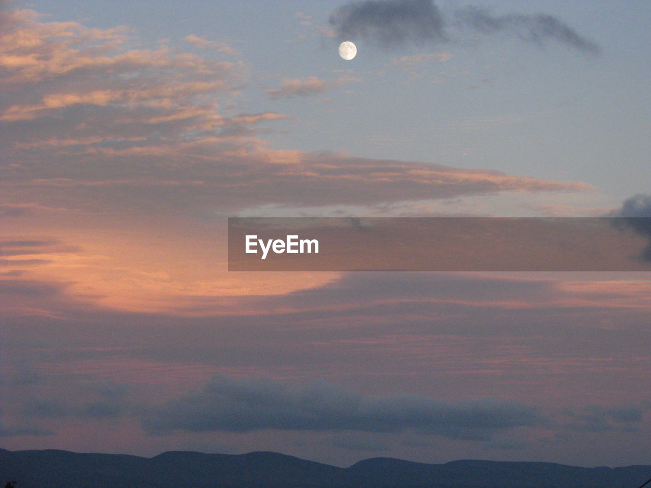 LOW ANGLE VIEW OF SILHOUETTE MOUNTAIN AGAINST SKY