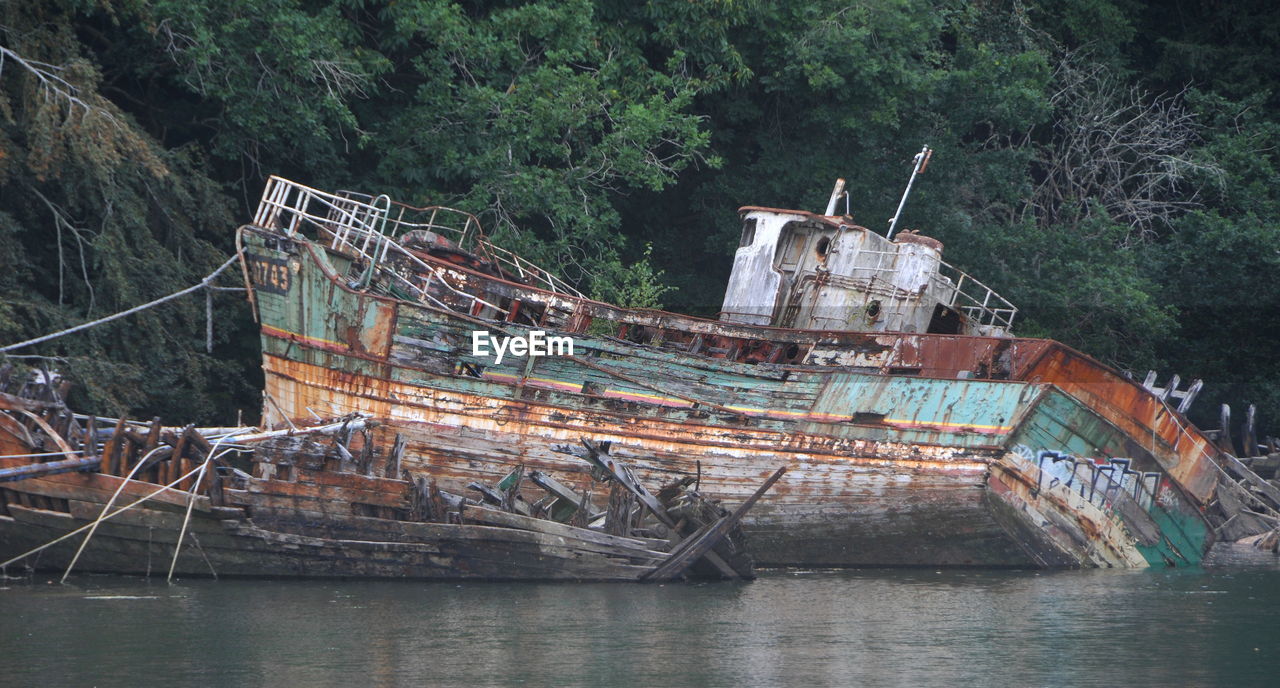 ABANDONED BOAT BY SEA