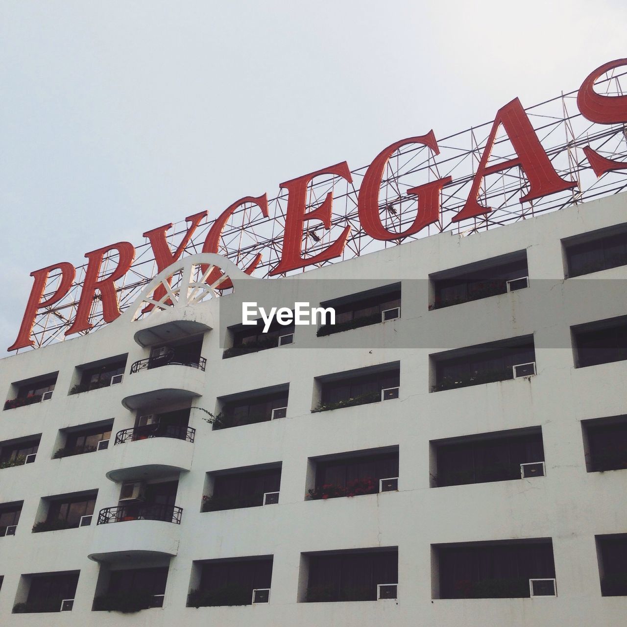 LOW ANGLE VIEW OF BUILDINGS AGAINST SKY