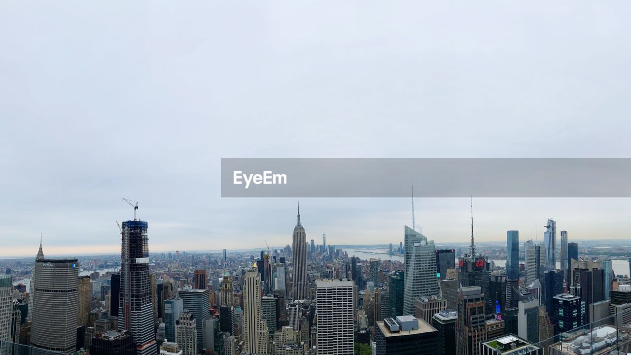 PANORAMIC VIEW OF BUILDINGS IN CITY