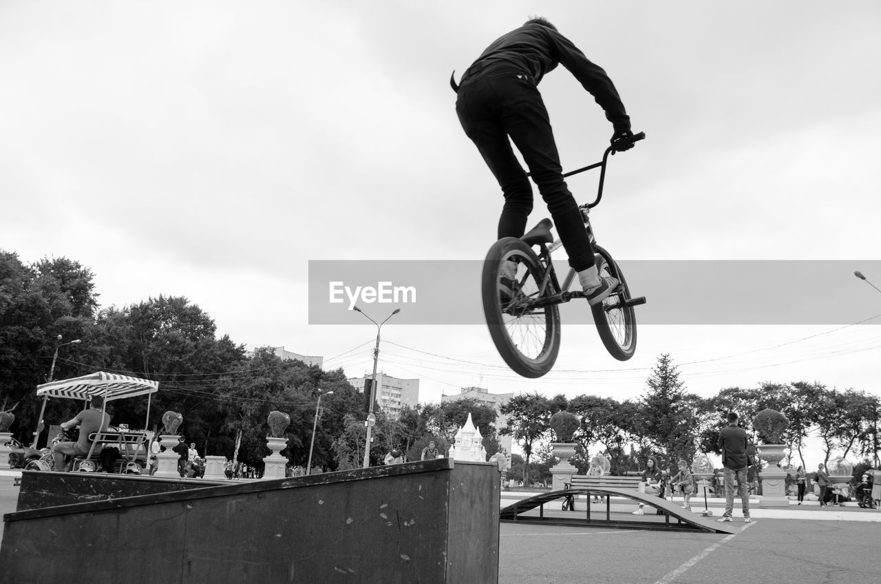 Komsomolsk-on-amur, russia - july 21, 2018. the boy jumps on a bicycle from a special stunt hill