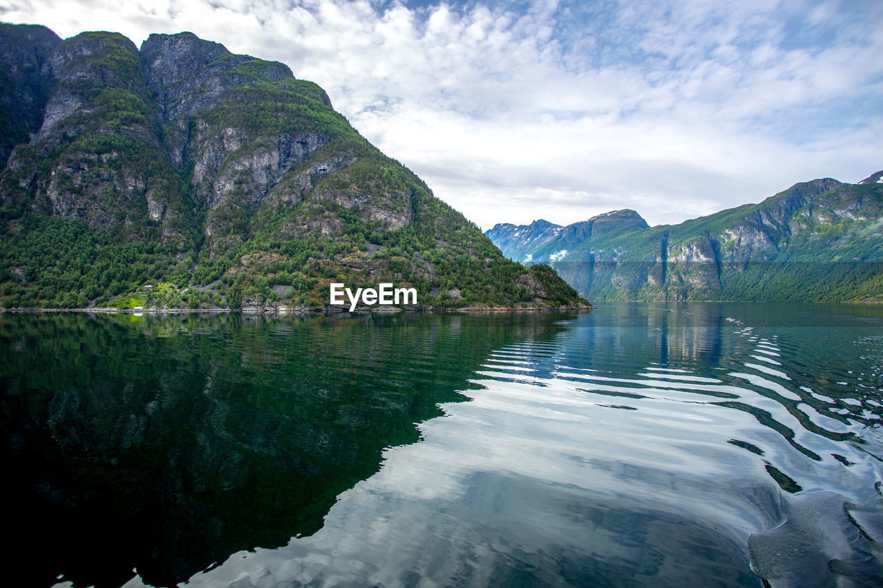 LAKE BY MOUNTAINS AGAINST SKY