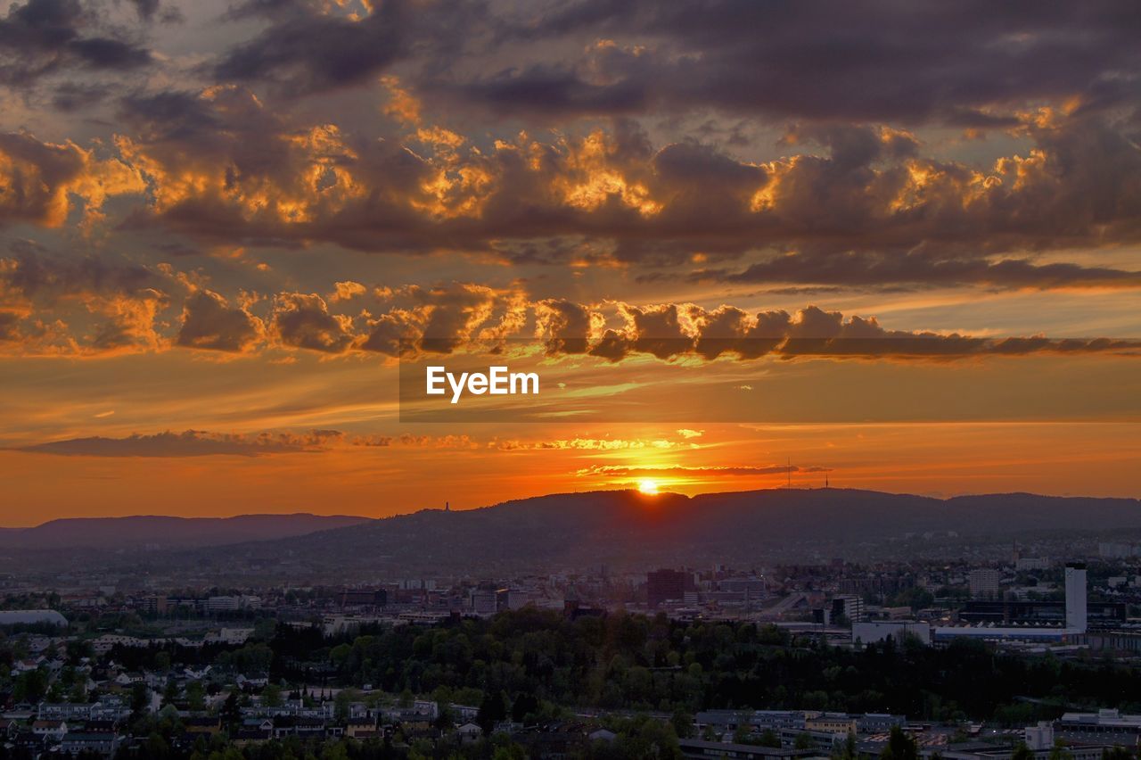 VIEW OF CITYSCAPE AT SUNSET