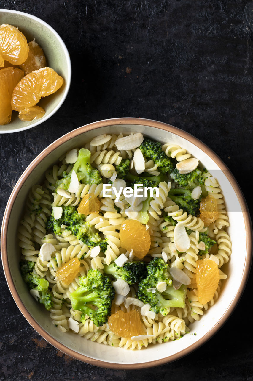 HIGH ANGLE VIEW OF SALAD IN BOWL