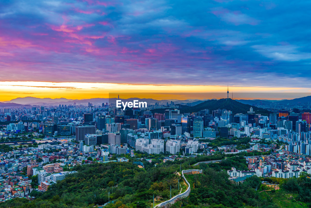 HIGH ANGLE VIEW OF BUILDINGS IN CITY AGAINST SKY