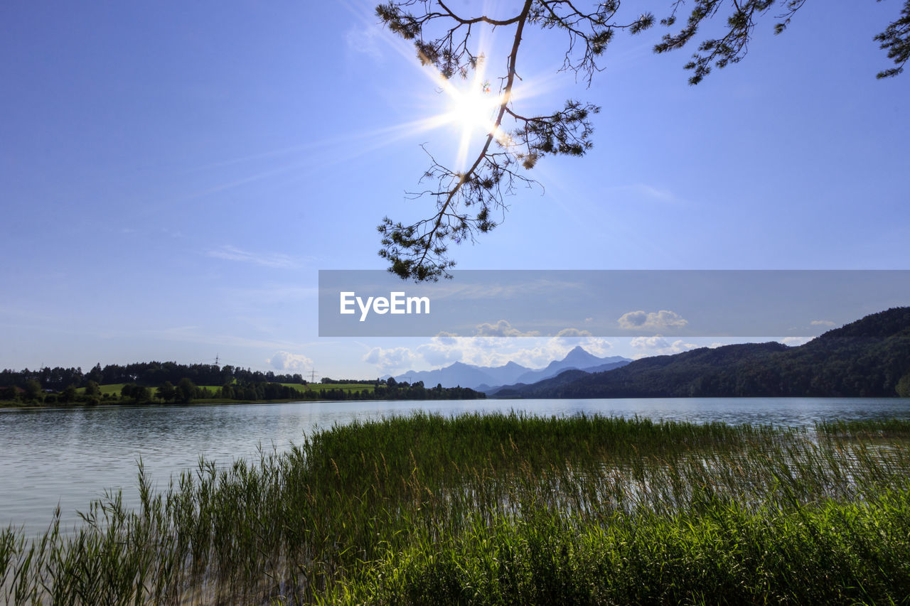 SCENIC VIEW OF LAKE BY MOUNTAIN AGAINST SKY