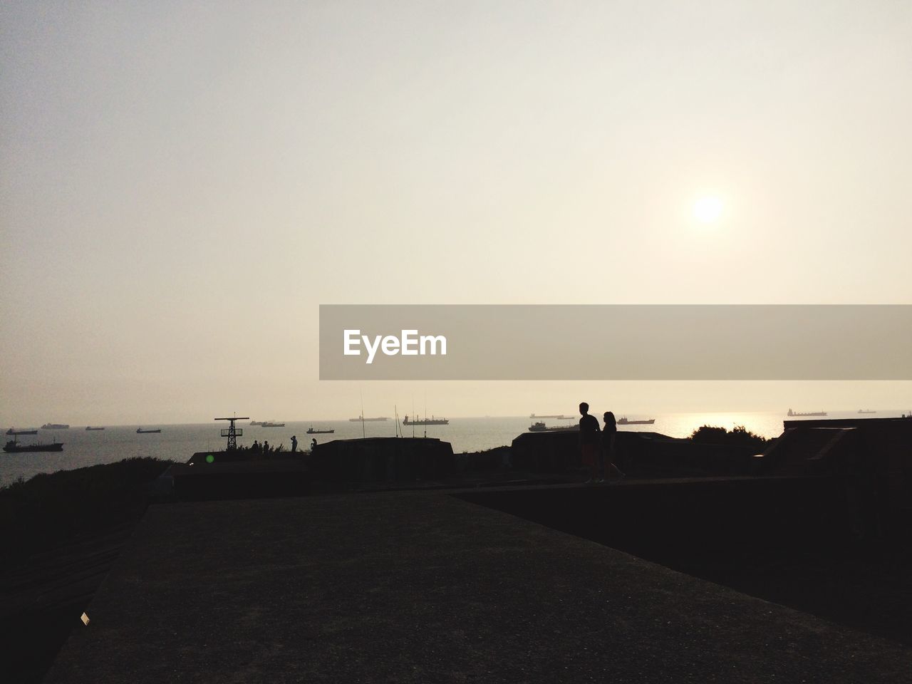 SCENIC VIEW OF SEA AGAINST CLEAR SKY DURING SUNSET