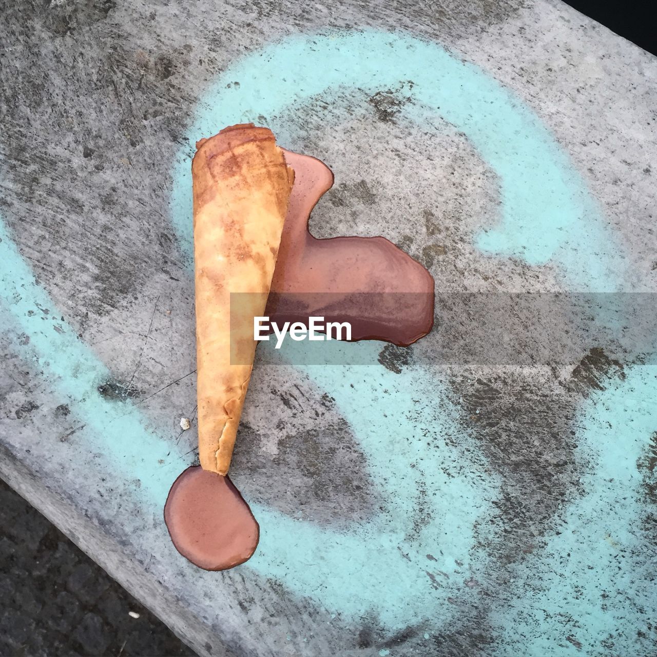 HIGH ANGLE VIEW OF ICE CREAM IN PLATE