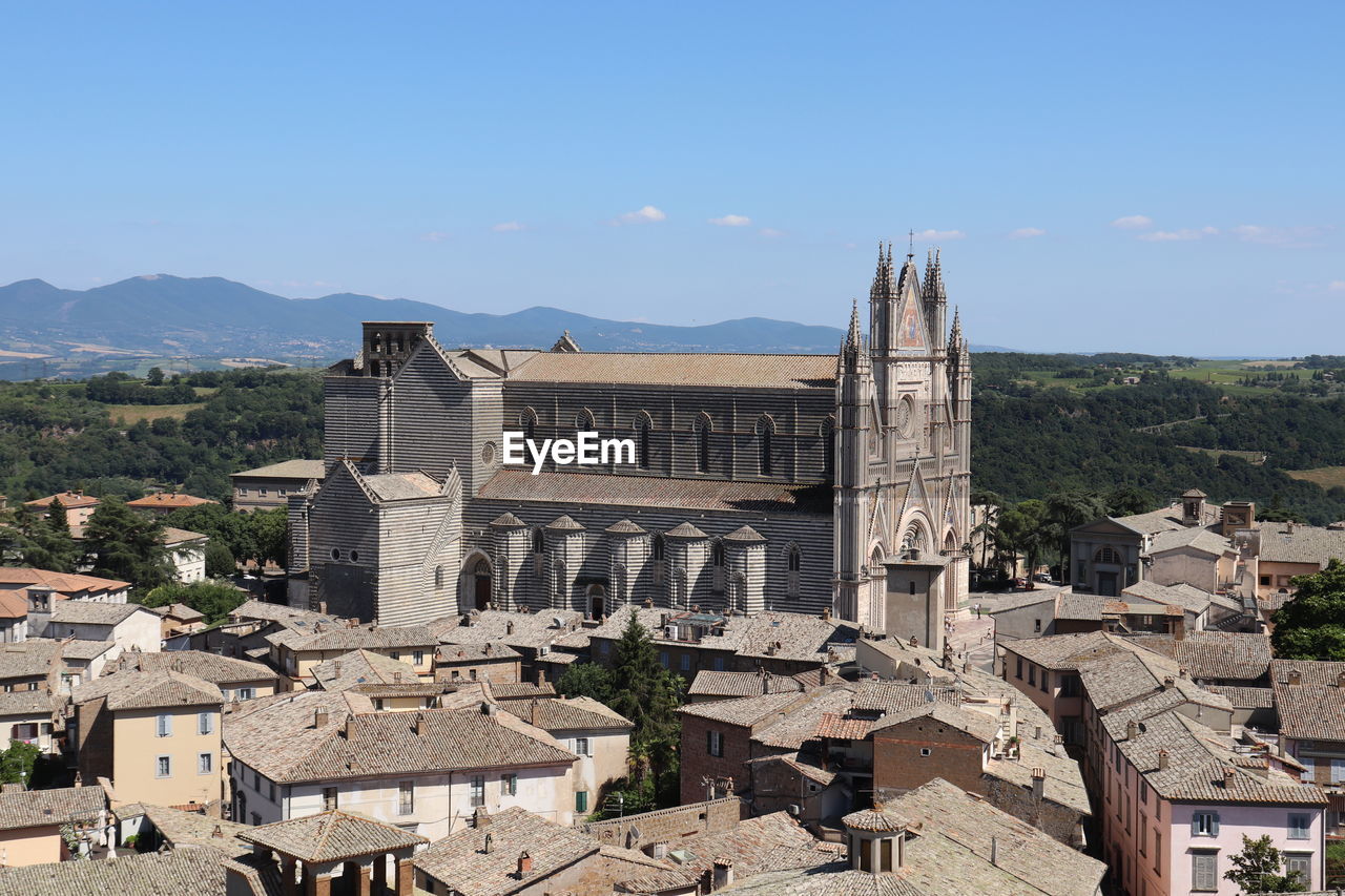 PANORAMIC VIEW OF BUILDINGS IN CITY