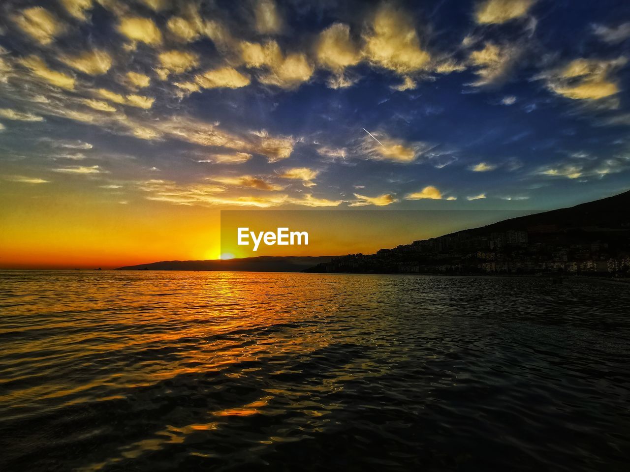 SCENIC VIEW OF SEA AGAINST DRAMATIC SKY