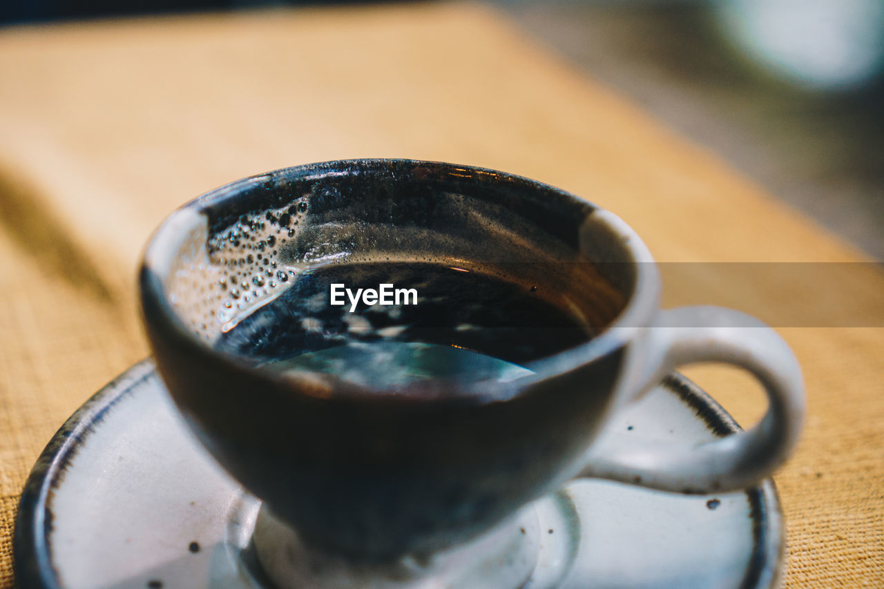 HIGH ANGLE VIEW OF COFFEE IN CUP ON TABLE