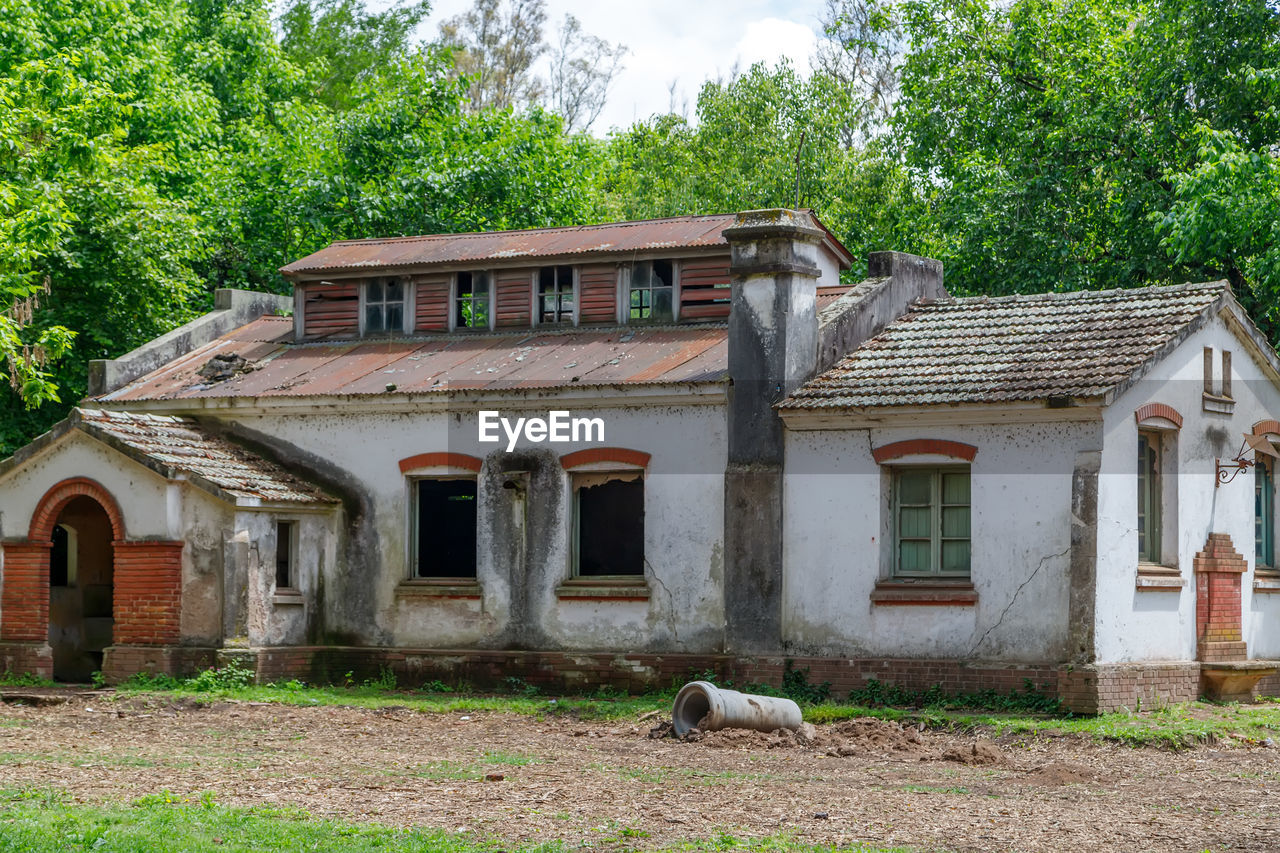 architecture, built structure, plant, building exterior, tree, building, estate, house, home, rural area, nature, no people, day, cottage, grass, residential district, village, outdoors, history, old, window, sky, the past, rural scene, landscape, green, abandoned