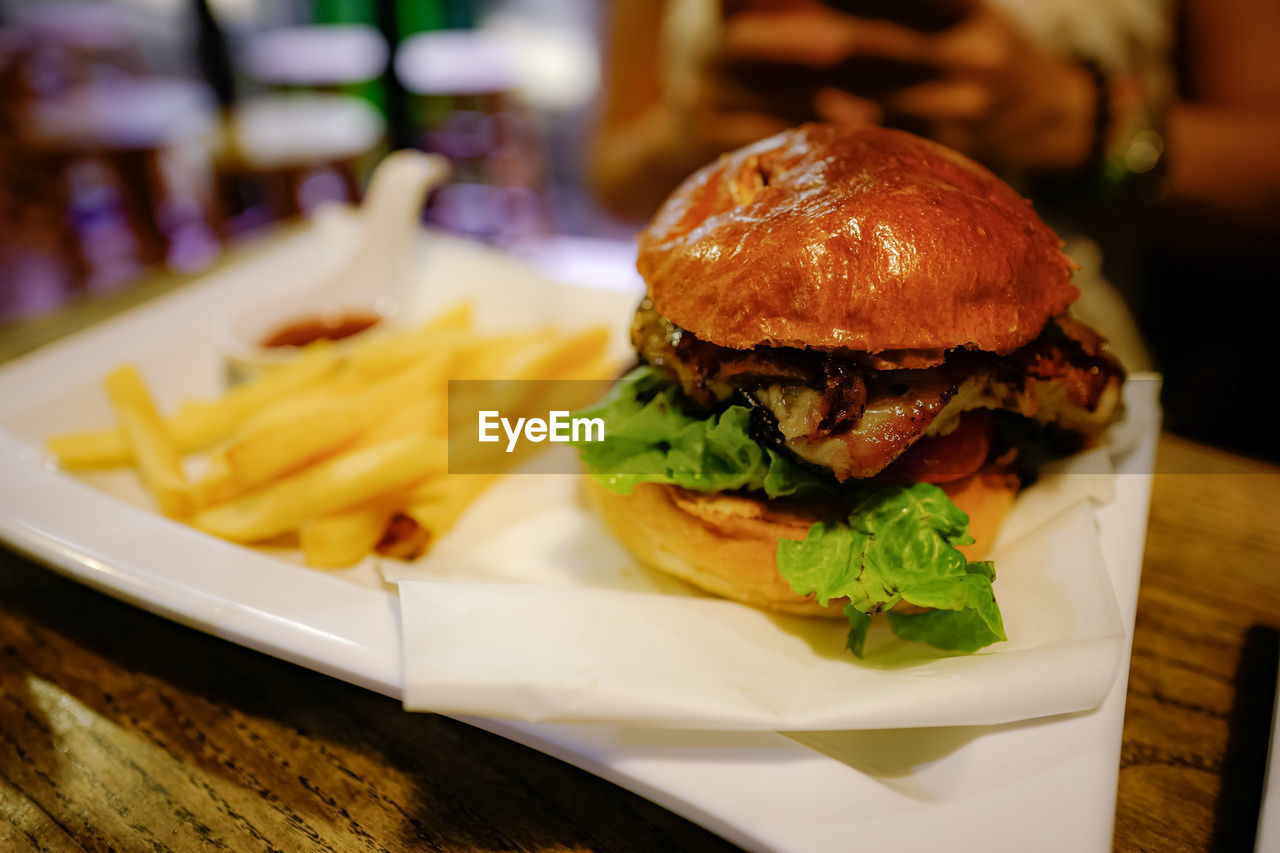 CLOSE-UP OF BURGER ON TABLE