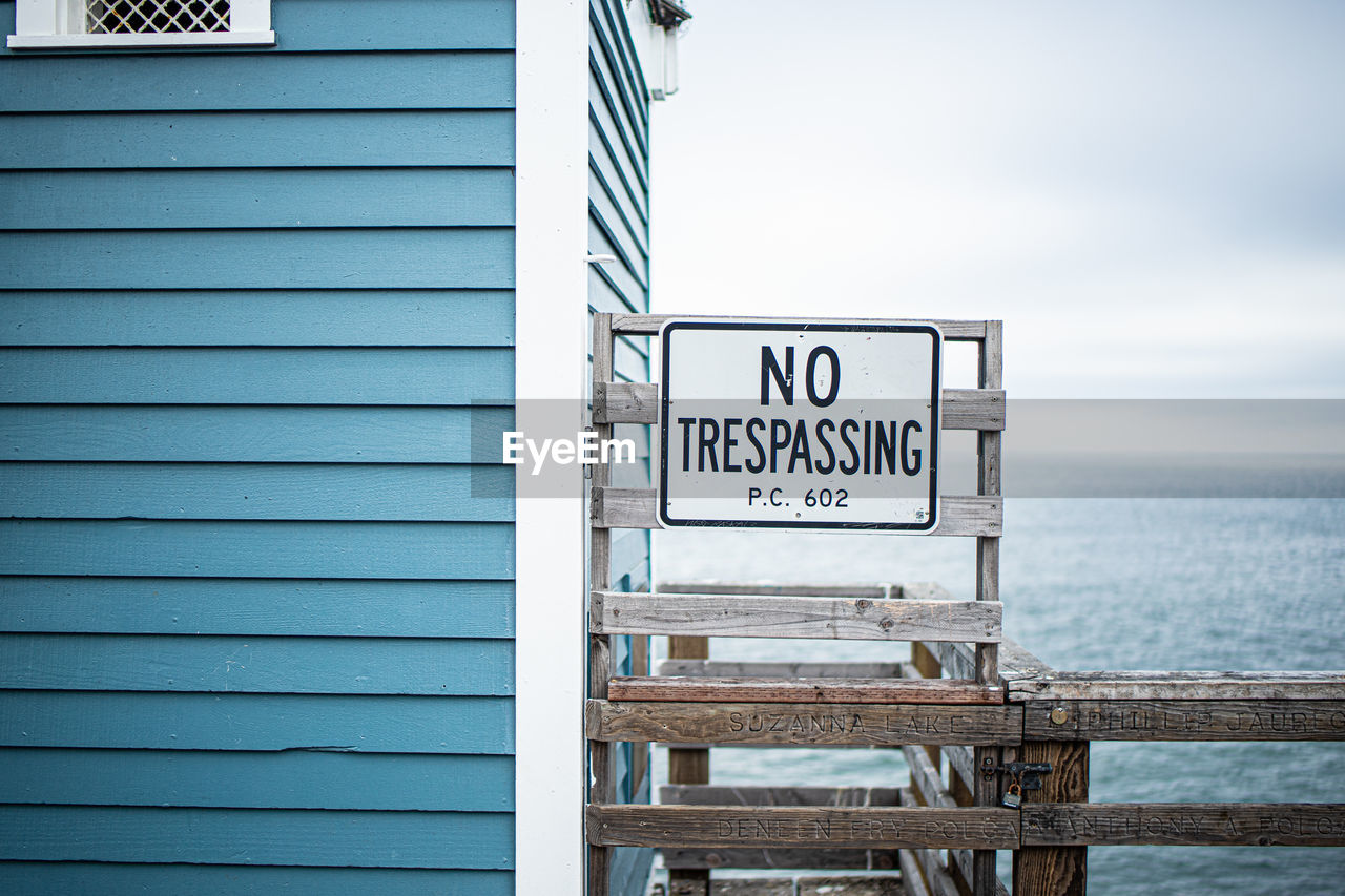 INFORMATION SIGN AGAINST SEA