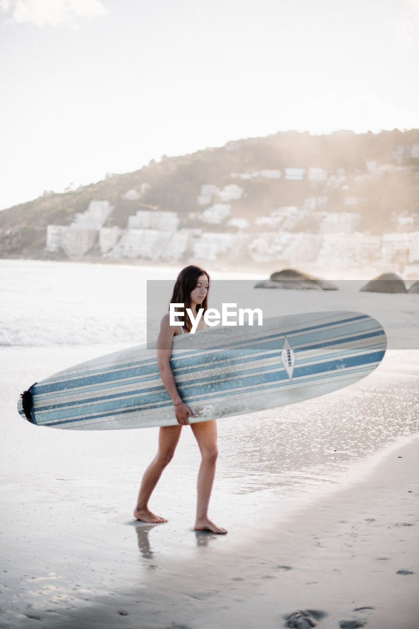 FULL LENGTH OF YOUNG WOMAN AT BEACH