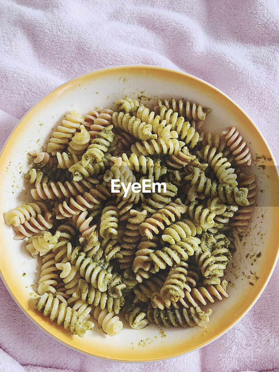 HIGH ANGLE VIEW OF PASTA IN BOWL