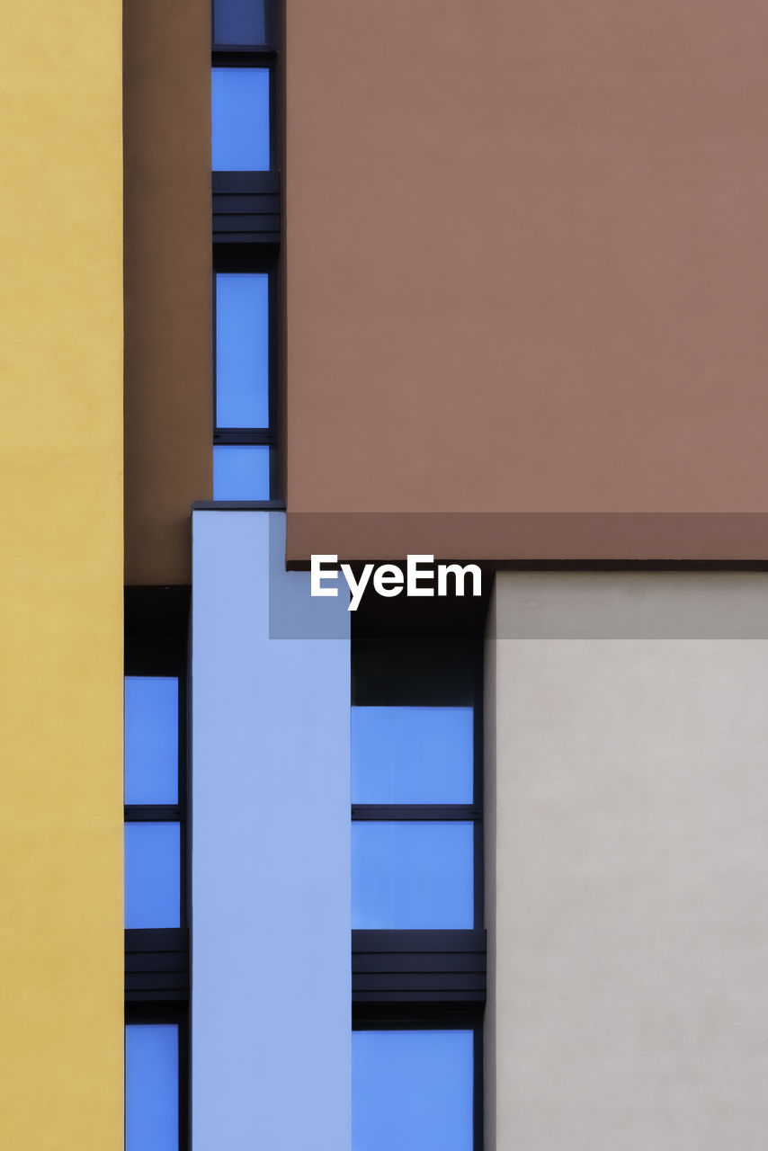 FULL FRAME SHOT OF BUILDING AGAINST BLUE SKY