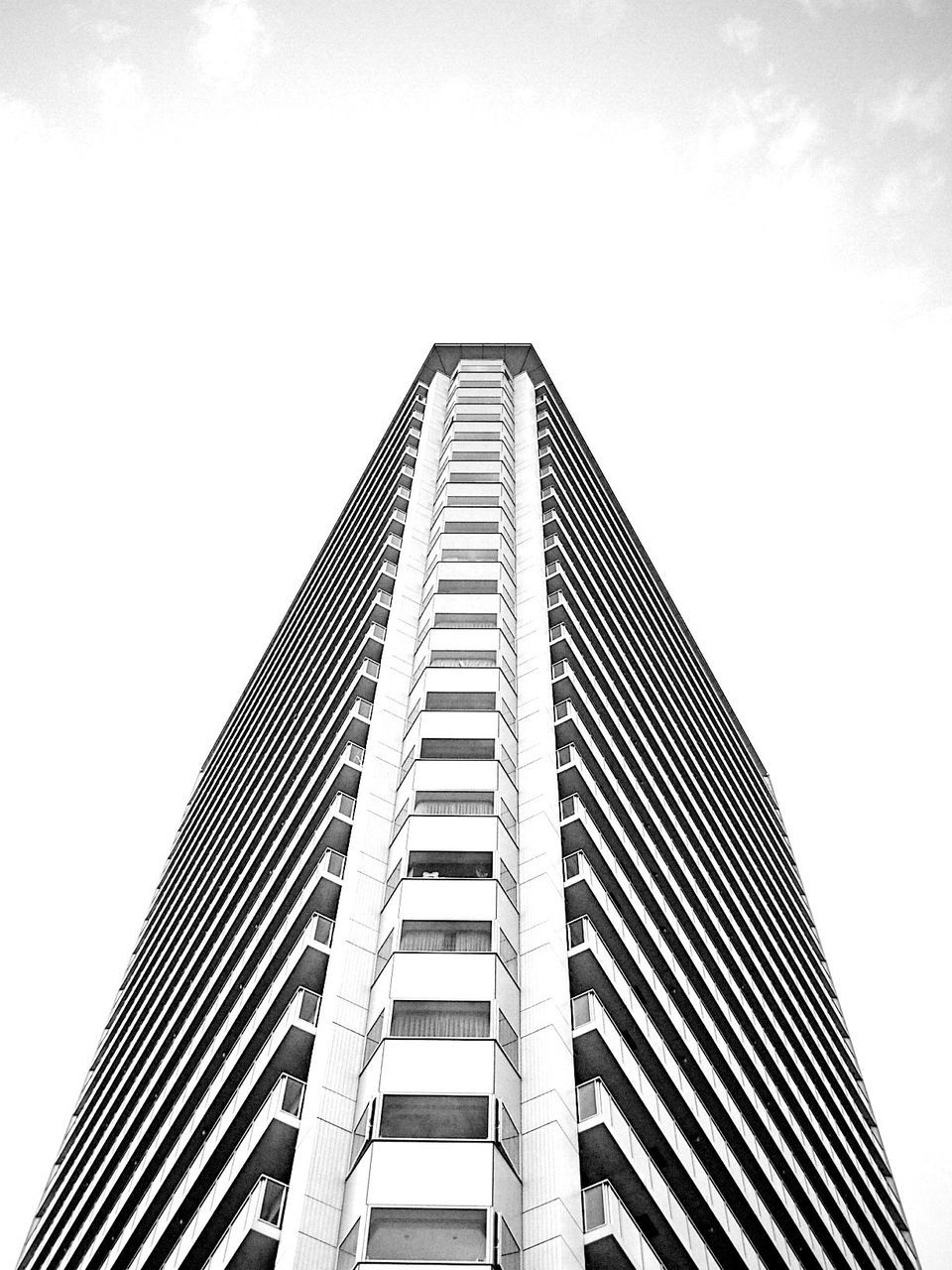 LOW ANGLE VIEW OF SKYSCRAPER AGAINST SKY