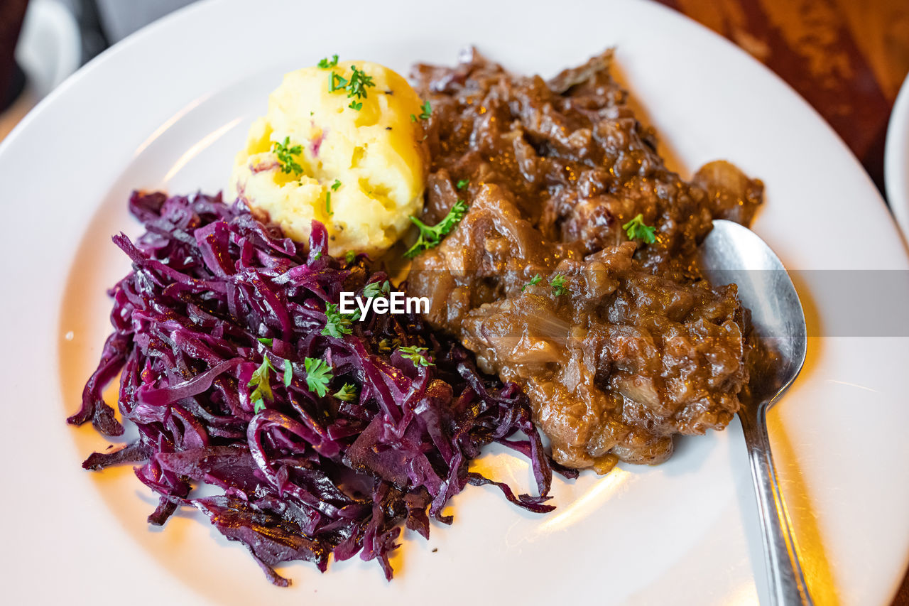 Beef stew with red cabbage and mashed potatoes