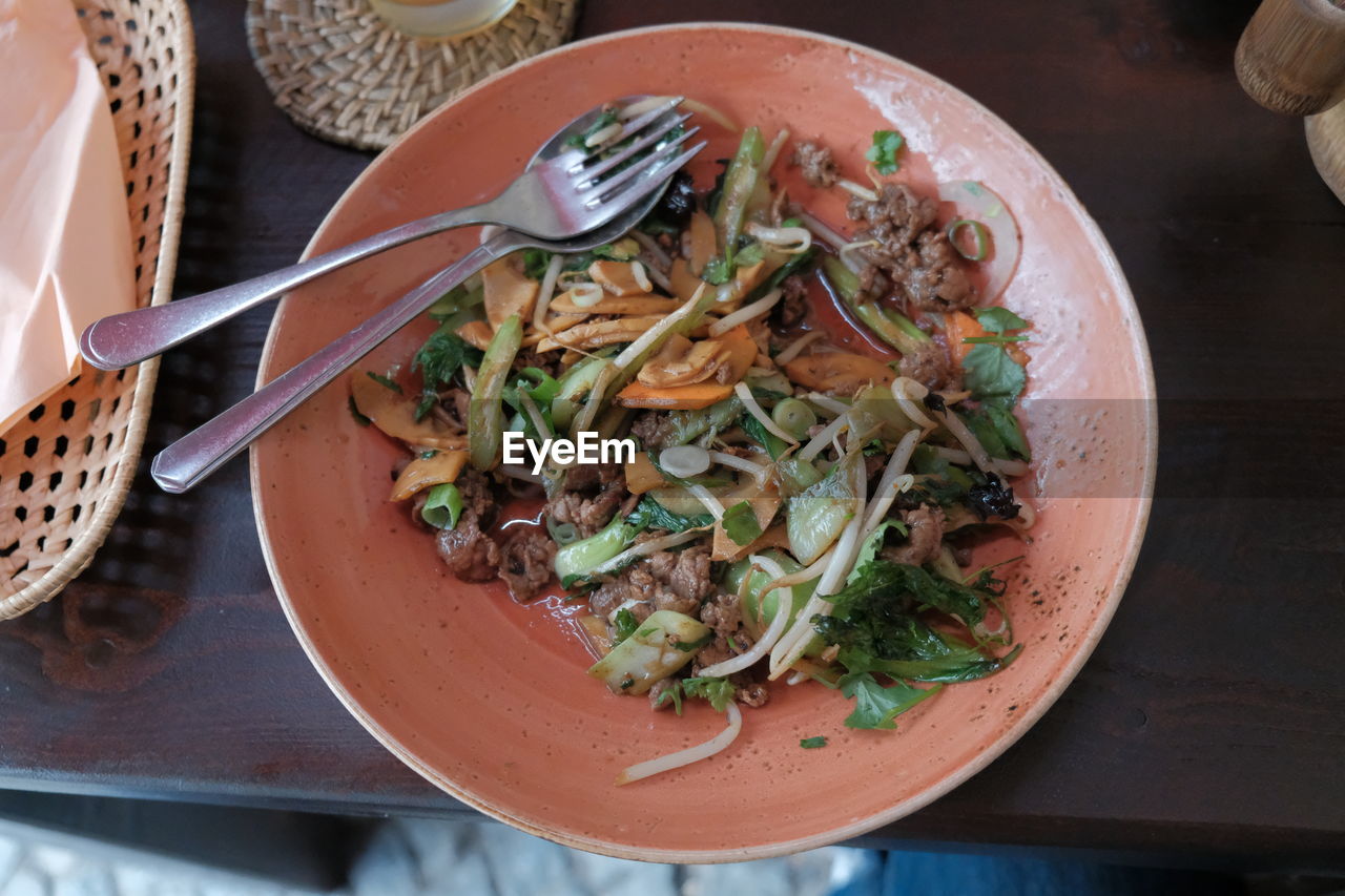 HIGH ANGLE VIEW OF SOUP IN BOWL