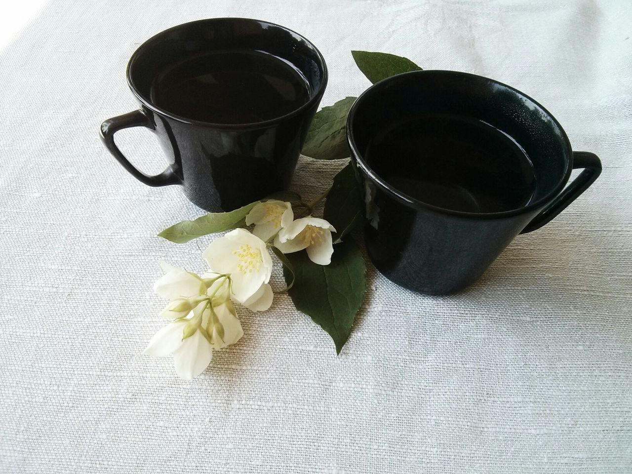 CLOSE-UP OF COFFEE CUP WITH COFFEE CUP ON TABLE