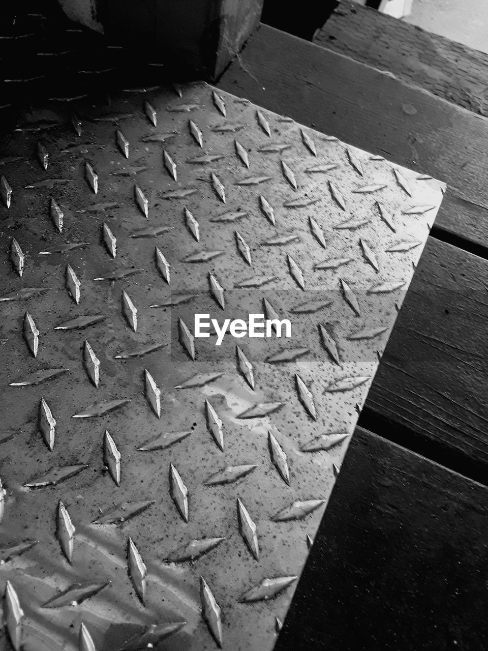 HIGH ANGLE VIEW OF TEXTURED WOOD ON TABLE