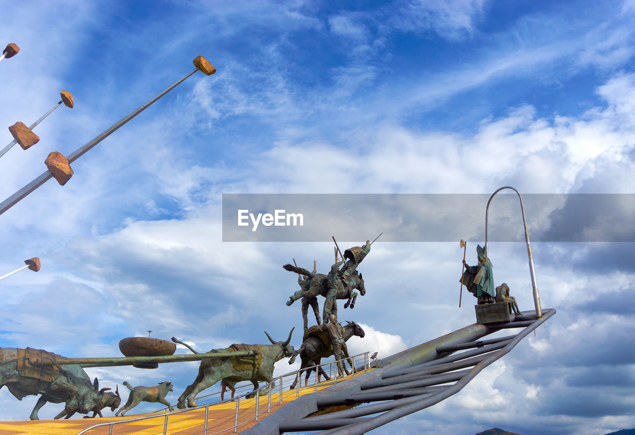 LOW ANGLE VIEW OF SCULPTURES AGAINST SKY