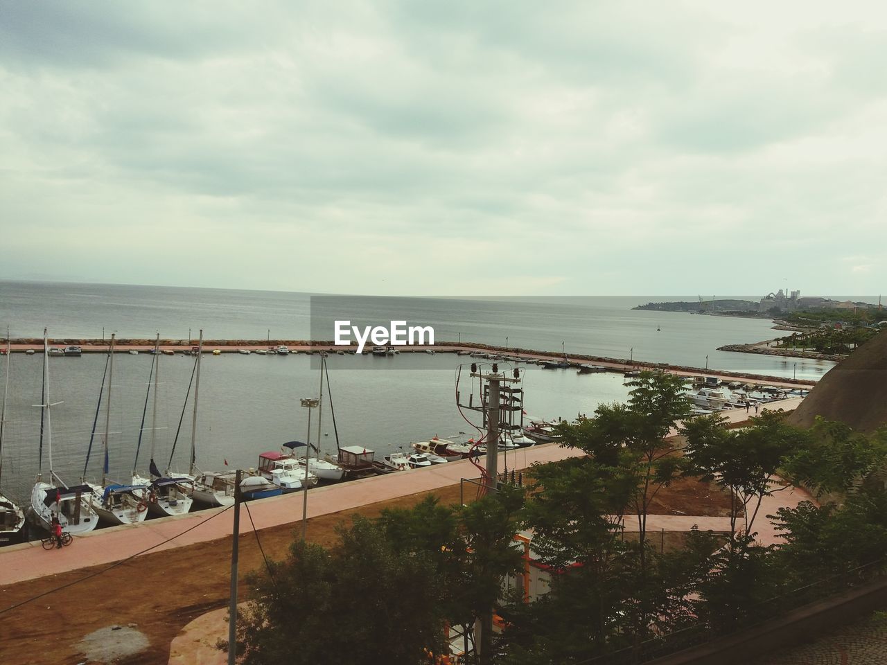 HIGH ANGLE VIEW OF SEA AGAINST SKY