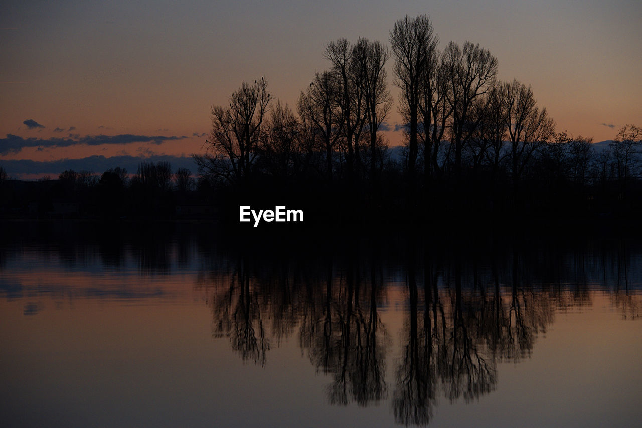 SCENIC VIEW OF LAKE AT SUNSET