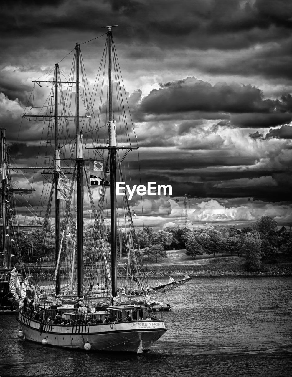 BOATS IN SEA AGAINST SKY