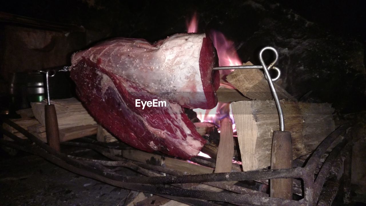 CLOSE-UP OF MEAT ON BARBECUE GRILL