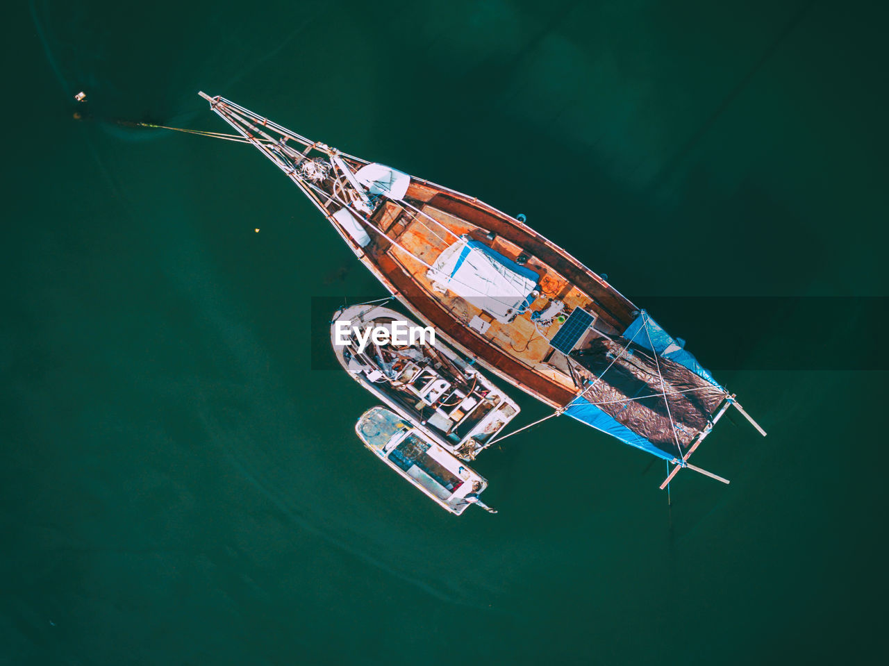 HIGH ANGLE VIEW OF NAUTICAL VESSEL IN WATER