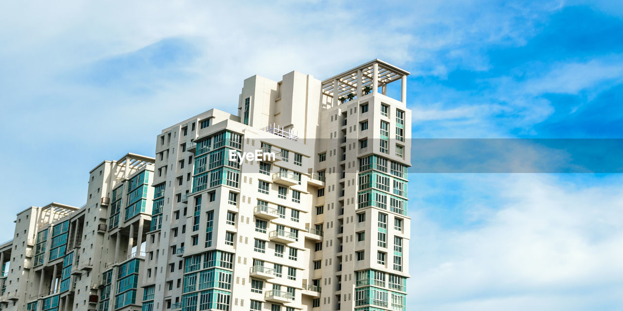 LOW ANGLE VIEW OF MODERN BUILDINGS AGAINST SKY