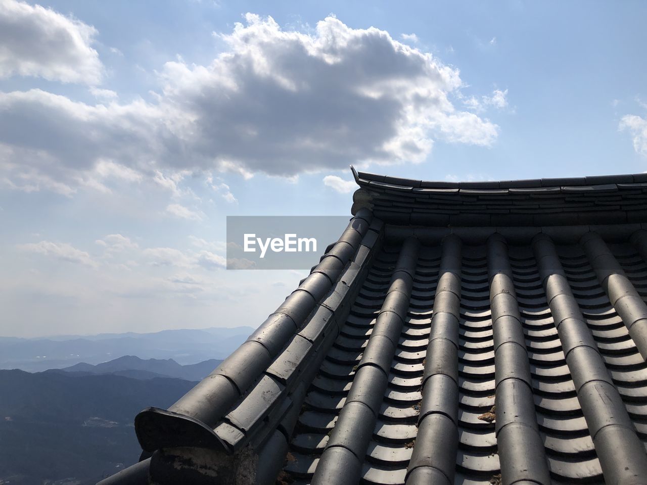 LOW ANGLE VIEW OF BUILDING AGAINST CLOUDY SKY