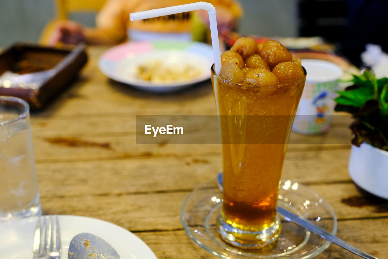 CLOSE-UP OF DRINK ON TABLE