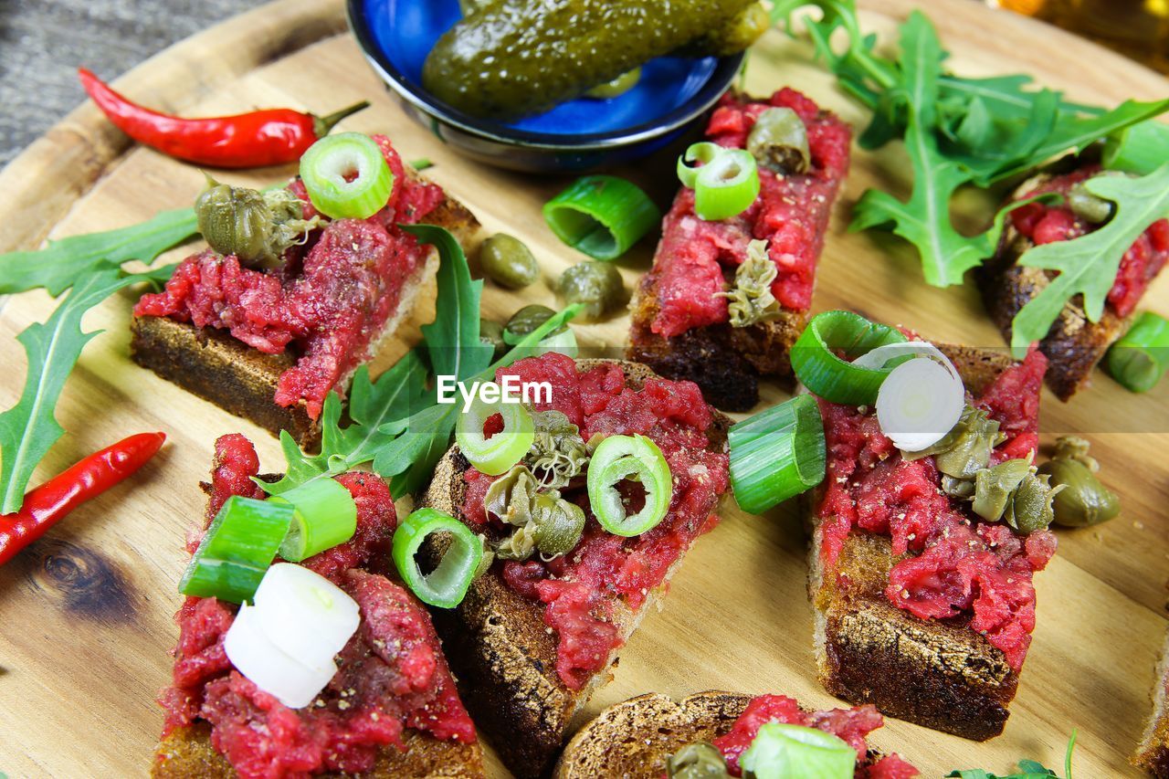 HIGH ANGLE VIEW OF FOOD SERVED IN PLATE