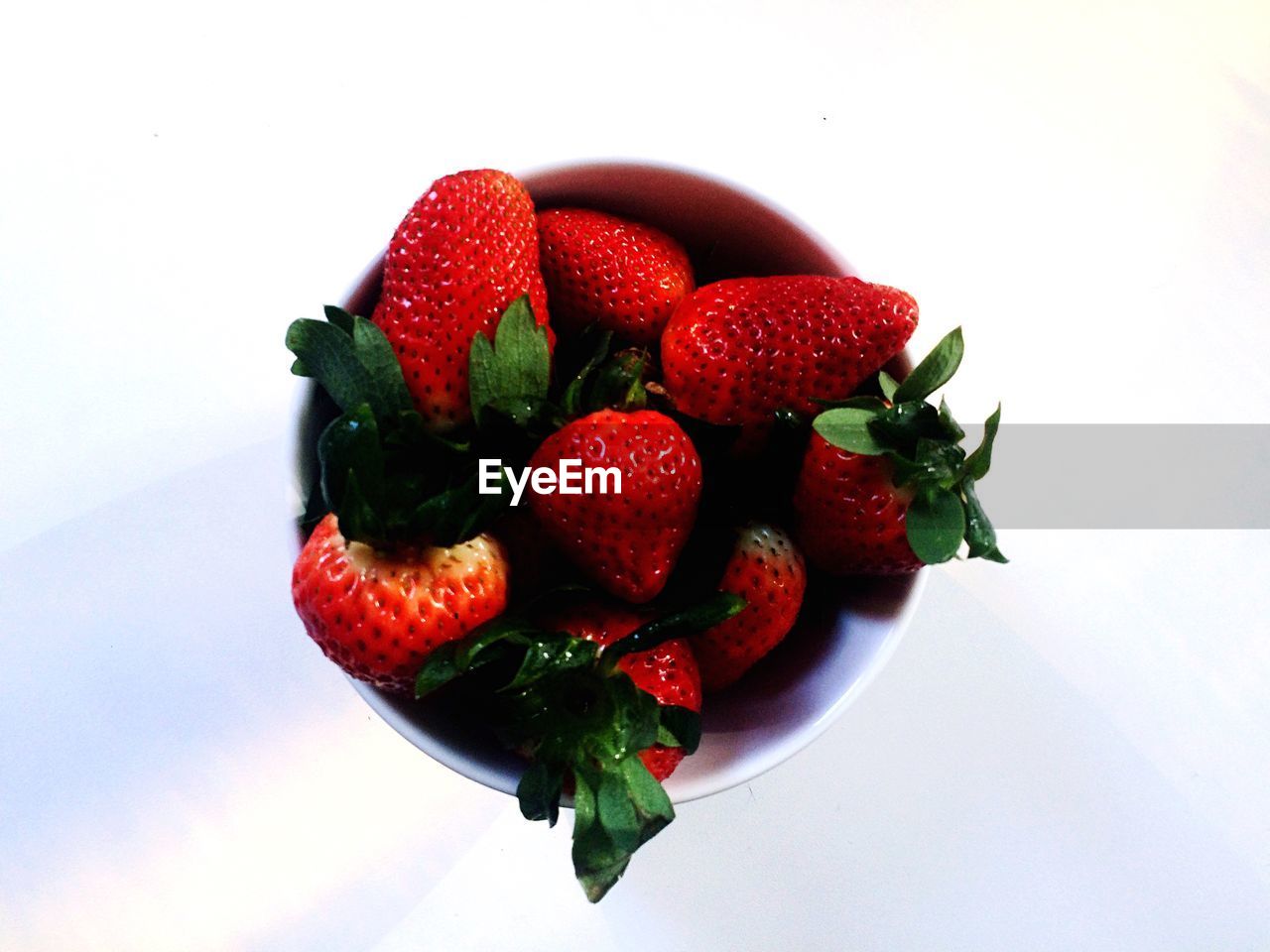 CLOSE-UP OF STRAWBERRIES ON PLATE