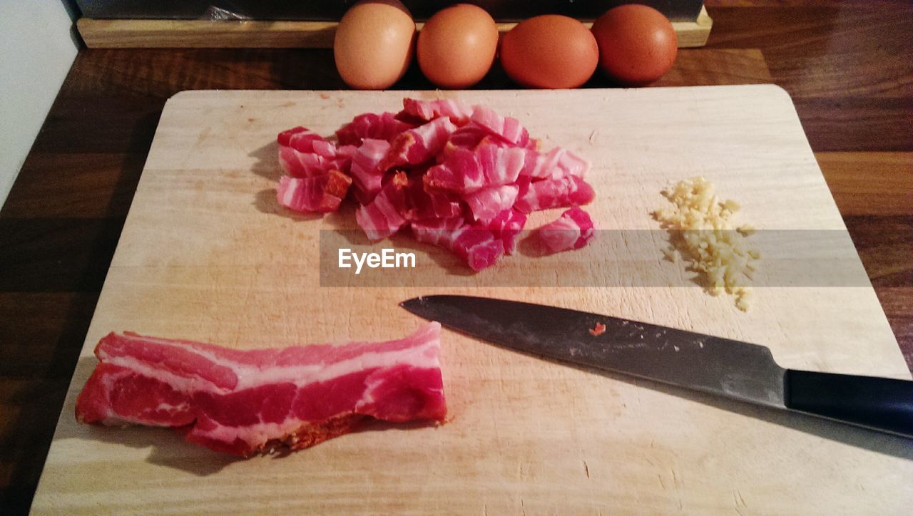 HIGH ANGLE VIEW OF VARIOUS FLOWERS ON CUTTING BOARD