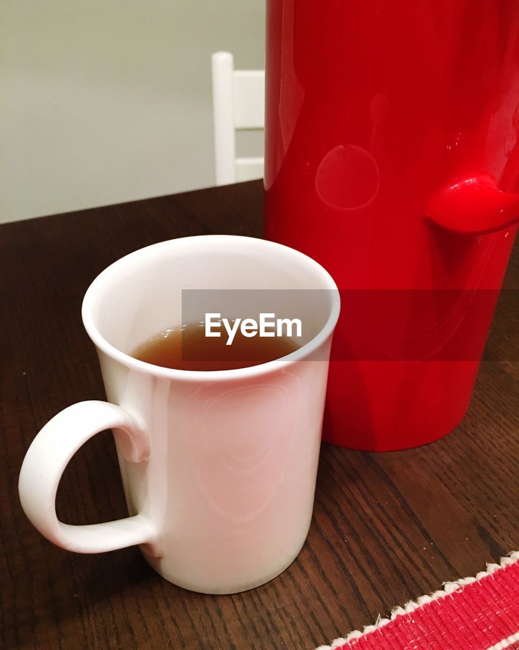 CLOSE-UP OF TEA IN CUP ON TABLE