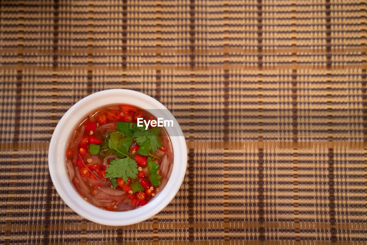 DIRECTLY ABOVE SHOT OF SALAD IN BOWL