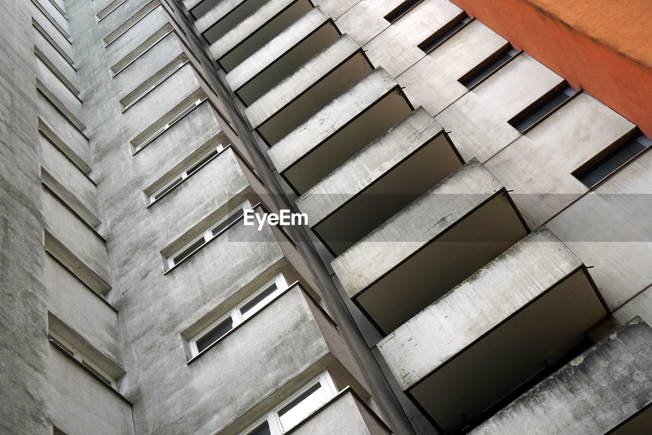 HIGH ANGLE VIEW OF STAIRCASE IN BUILDING