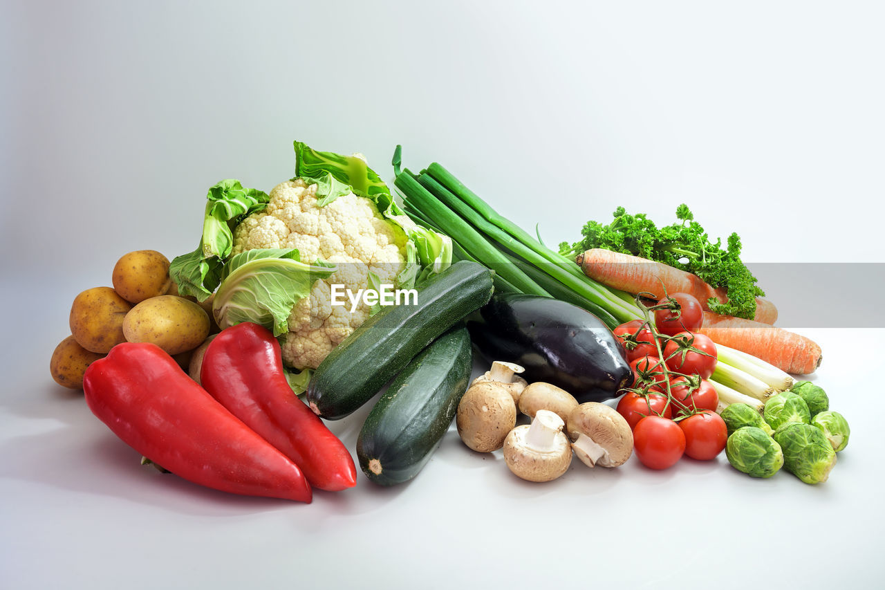 CLOSE-UP OF BELL PEPPERS AND VEGETABLES