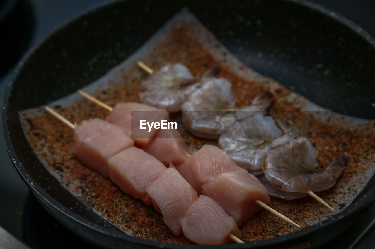 HIGH ANGLE VIEW OF MEAT IN PAN