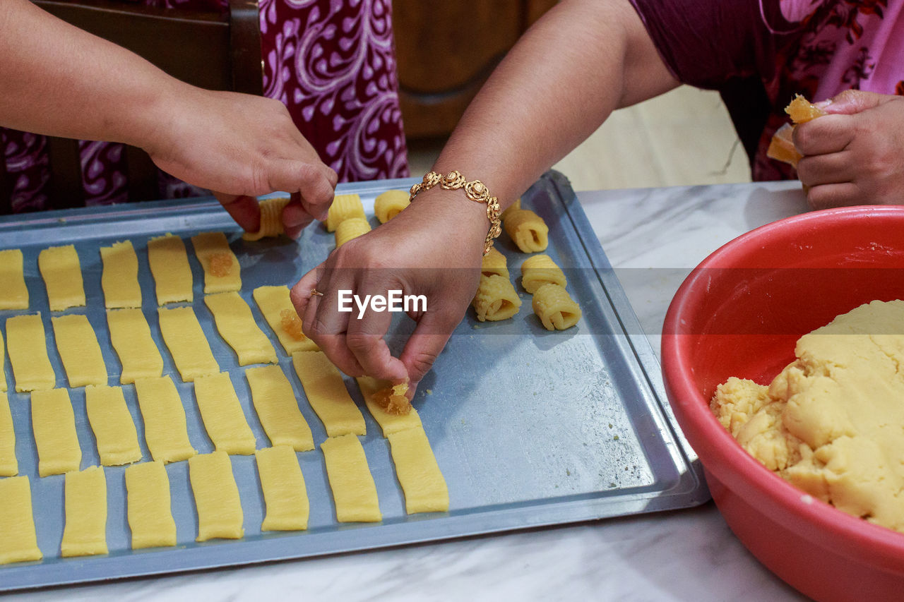 MIDSECTION OF WOMAN HOLDING FOOD